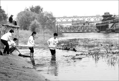 30名志愿者净化长江